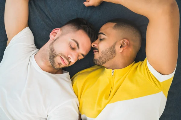 Gay pár ležící na podlaze. — Stock fotografie