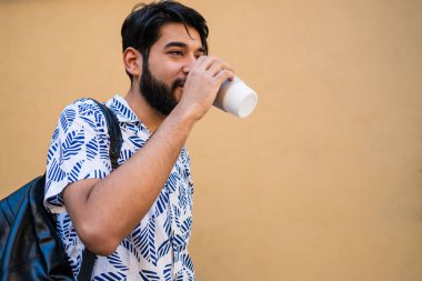 Yazın tadını çıkaran ve yaz kıyafetleri giyen adam..