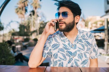 Genç adam telefonda konuşuyor..