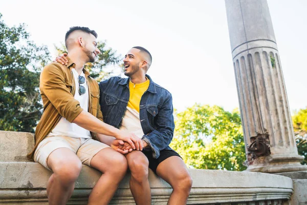 ゲイカップル過ごす時間一緒に公園で. — ストック写真