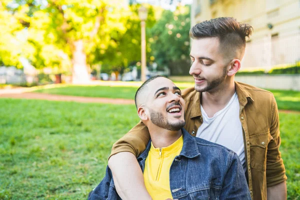 Schwules Paar verbringt Zeit zusammen im Park. — Stockfoto