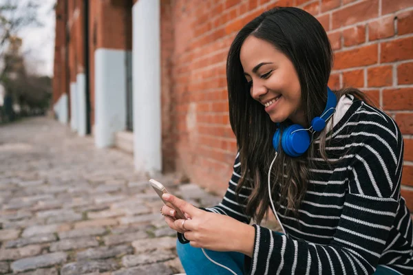 Latin nő használja a mobiltelefon. — Stock Fotó