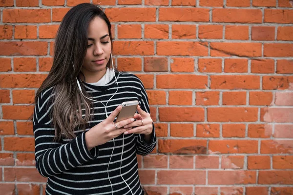 Mujer joven usando su teléfono móvil. —  Fotos de Stock