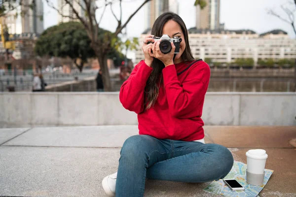 Νεαρή γυναίκα που χρησιμοποιεί επαγγελματική κάμερα. — Φωτογραφία Αρχείου