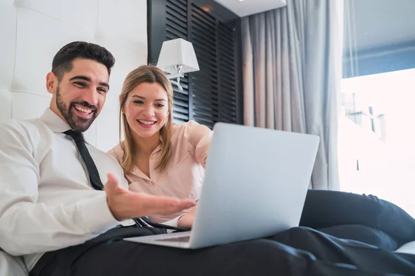 Dois empresários trabalhando juntos no laptop. — Fotografia de Stock