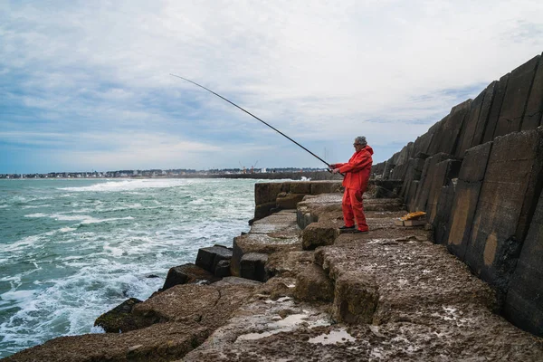 Vieil homme pêchant dans la mer. — Photo