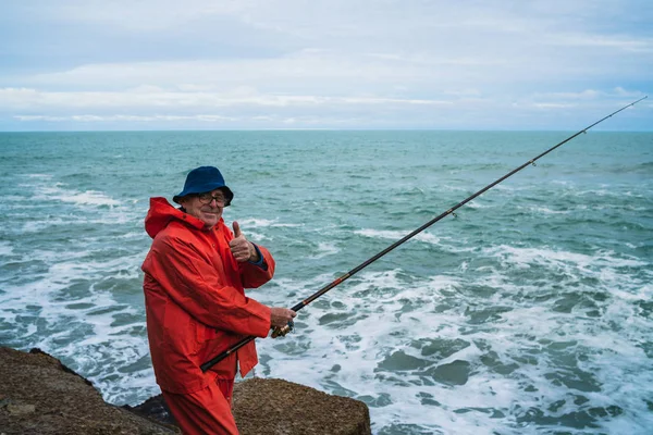 Oude man vissen in de zee. — Stockfoto