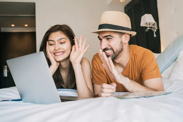 Paar organisiert Reise im Hotelzimmer. — Stockfoto