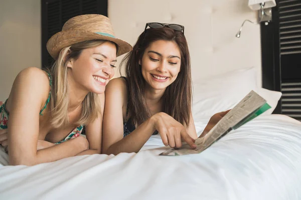 Dois viajantes amigos organizando sua viagem no quarto de hotel. — Fotografia de Stock