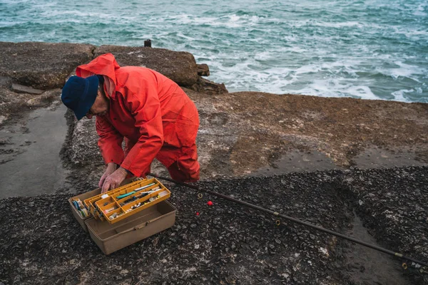 Rybář s krabicí s rybářským vybavením. — Stock fotografie