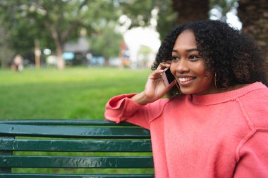 Afro-Amerikalı kadın telefonda konuşuyor..