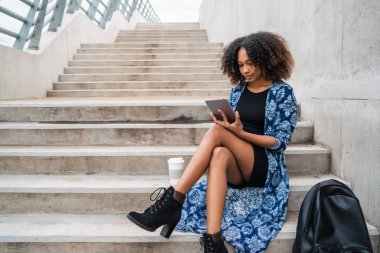 Dijital Tablet kullanan Afro Amerikalı Kadın