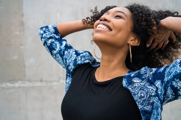 Афро-американка счастлива и взволнована . — стоковое фото