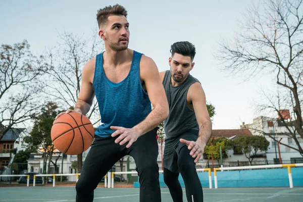 Jugadores de baloncesto jóvenes jugando uno-a-uno. —  Fotos de Stock