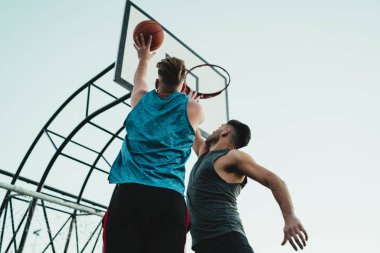 Genç basketbolcular teke tek oynuyor..