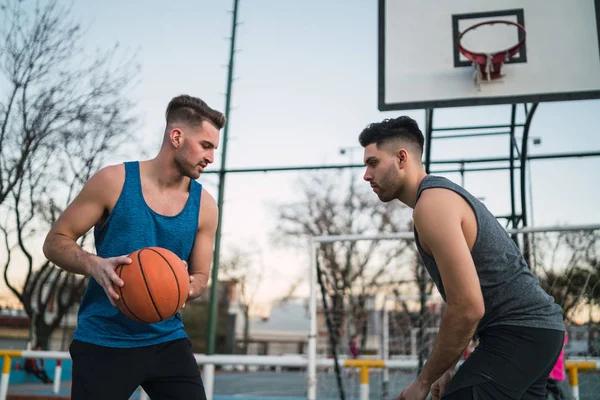 Dos jóvenes amigos jugando baloncesto. —  Fotos de Stock