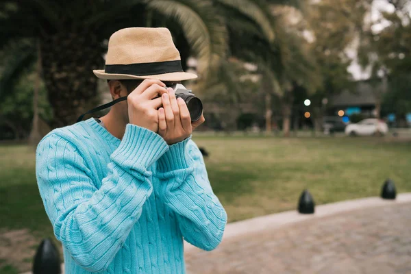 Ασιάτης τουρίστας με μια vintage κάμερα. — Φωτογραφία Αρχείου