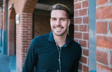 Kulaklıkla müzik dinleyen adam..