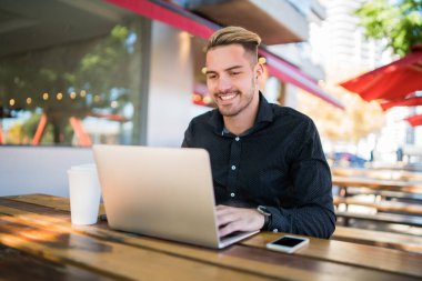 İşadamı laptopuyla çalışıyor..