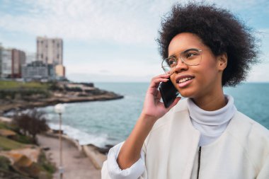 Latin kadın telefonda konuşuyor..