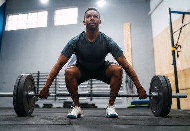 Crossfit sporcu halterle egzersiz yapıyor.. 