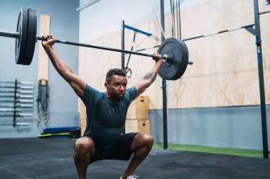 Crossfit sporcu halterle egzersiz yapıyor.. 