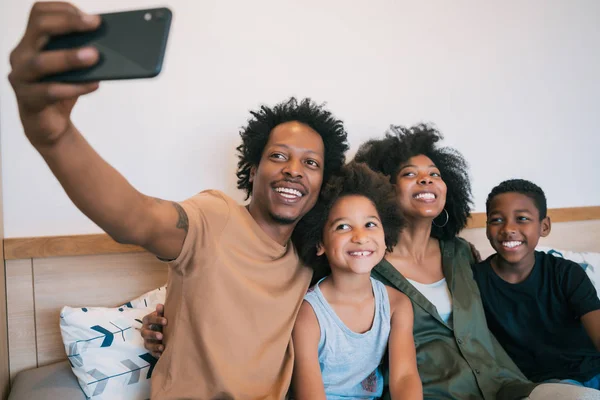 Familjen tar selfie tillsammans med telefon hemma. — Stockfoto