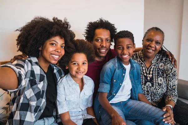 Multigenerationele familie neemt selfie thuis. — Stockfoto