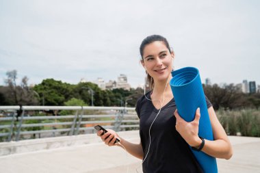 Antrenman minderi tutan atletik bir kadın.