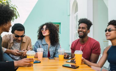 Afro arkadaşlar meyve suyu içerken birlikte eğleniyorlar..