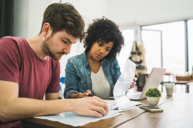 Bir projede birlikte çalışan yaratıcı tasarımcılar.