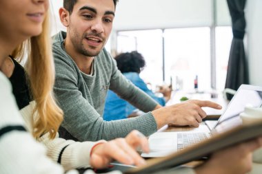 Bir projede birlikte çalışan yaratıcı tasarımcılar.