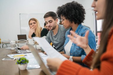 Bir projede birlikte çalışan yaratıcı tasarımcılar.