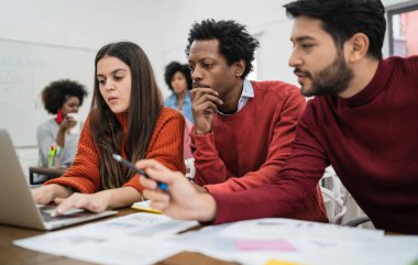 Bir projede birlikte çalışan yaratıcı tasarımcılar.