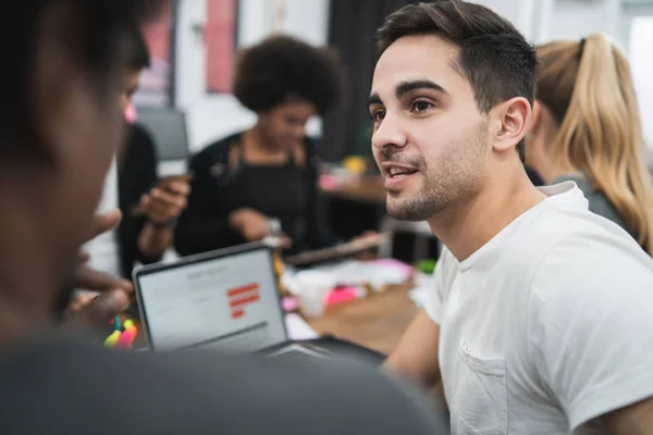 Diseñadores creativos trabajando juntos en un proyecto. — Foto de Stock