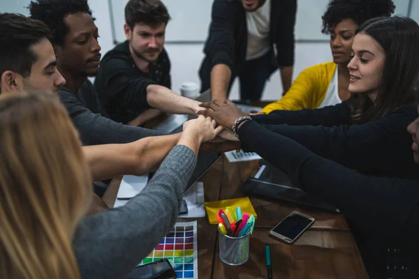 Equipo de trabajo que muestra unidad con la mano unida. — Foto de Stock