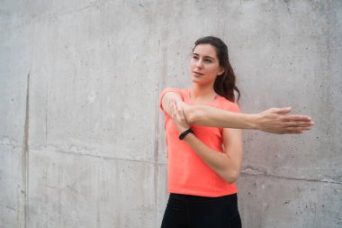 Sporcu kadın egzersizden önce bacaklarını açıyor..