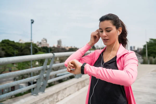 Fitness γυναίκα έλεγχο του χρόνου για έξυπνο ρολόι. — Φωτογραφία Αρχείου