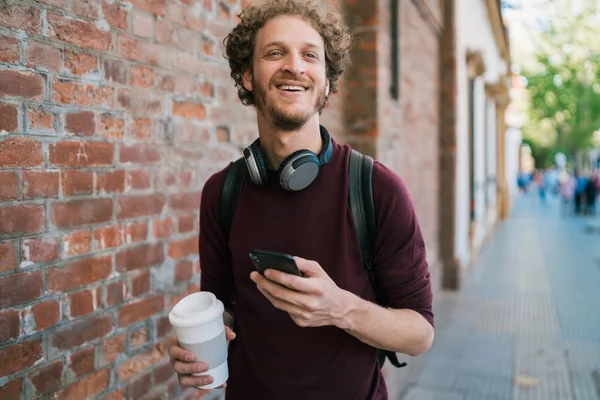 Jongeman met zijn mobiele telefoon. — Stockfoto