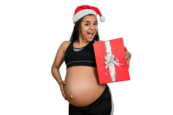Kobieta w ciąży trzyma pudełko prezentów świątecznych. — Zdjęcie stockowe