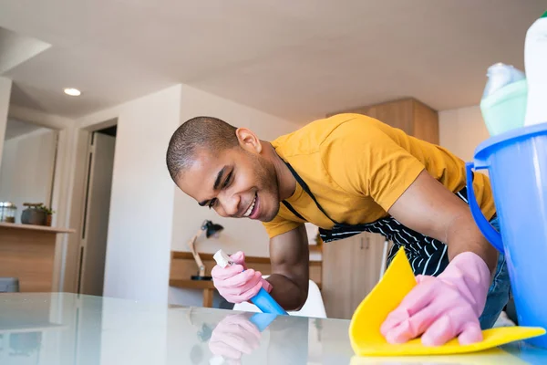 Junger Mann putzt zu Hause. — Stockfoto