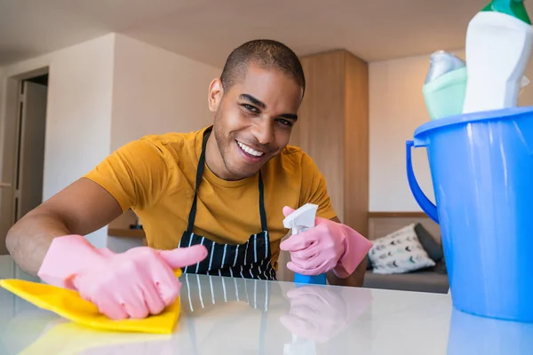 Young latin man cleaning at home. — Stock Photo, Image