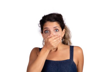 Şok olmuş genç bir kadın..