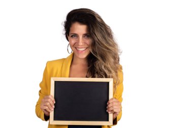 Stüdyoda elinde boş bir karatahta tutan kadın..