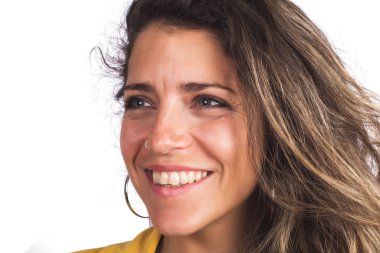 Genç kadın kameraya bakıyor ve gülümsüyor..