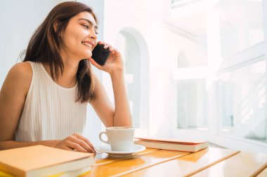 Genç Latin kadın telefonda konuşuyor..