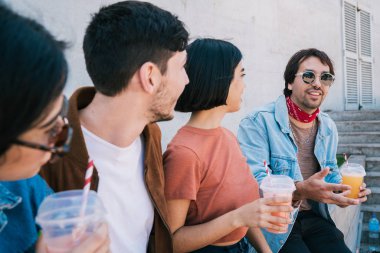 Bir grup arkadaş birlikte eğleniyor..