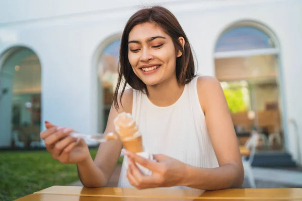 Frau genießt und isst ein Eis. — Stockfoto