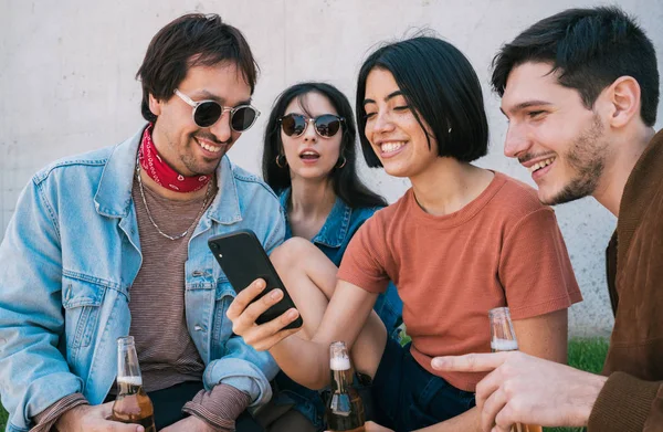 Grupo de amigos assistindo algo no smartphone. — Fotografia de Stock