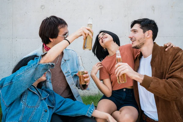 Amigos passando um bom tempo juntos enquanto bebem cerveja. — Fotografia de Stock